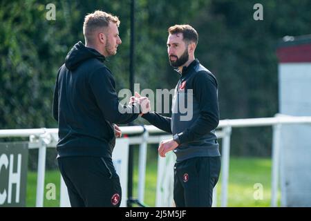 Strood, Royaume-Uni . 24th avril 2022. Josh Oatham, directeur de Gillingham, et Toby Waters, directeur adjoint, se bousclent les mains lors du match de première catégorie de la Ligue nationale des femmes de la FA entre Gillingham et Cardiff City, à Rochester United Sports Ground, à Strood, en Angleterre. Sam Mallia/SPP crédit: SPP Sport presse photo. /Alamy Live News Banque D'Images