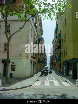 Barcelone, Espagne, immeubles d'appartements, le long de la scène vide de rue, vue vers la plage, la Barceloneta, espagne chaleur Banque D'Images