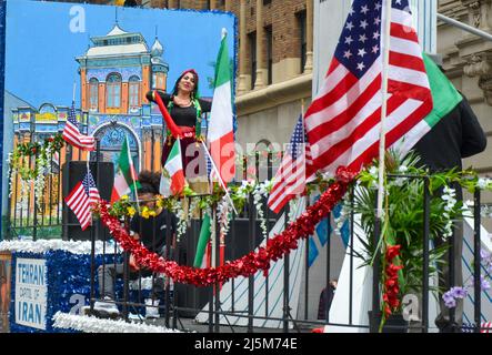 L'Iran-américain portant des tenues traditionnelles dansent sur un flotteur à travers Madison Avenue lors de la parade annuelle de la fête perse le 24 avril 2022 à New Yor Banque D'Images