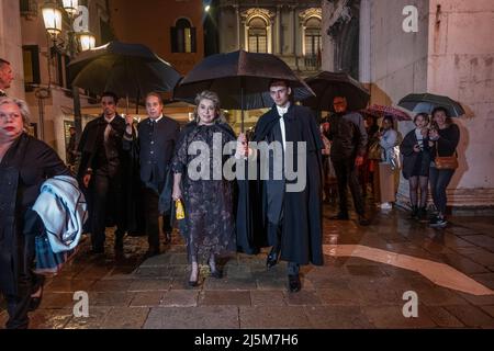 Catherine Deneuve a vu arriver à l'événement Dior à Venise lors de l'exposition internationale d'art 59th (Biennale Arte) le 23 avril 2022 à Venise, ITA Banque D'Images