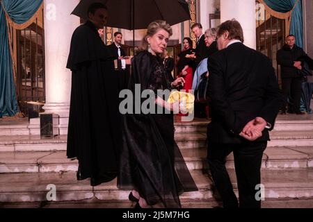 Catherine Deneuve a vu arriver à l'événement Dior à Venise lors de l'exposition internationale d'art 59th (Biennale Arte) le 23 avril 2022 à Venise, ITA Banque D'Images