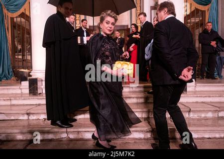 Catherine Deneuve a vu arriver à l'événement Dior à Venise lors de l'exposition internationale d'art 59th (Biennale Arte) le 23 avril 2022 à Venise, ITA Banque D'Images