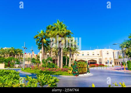 Vue sur Souk Madinat Jumeirah - Bazar dans le style traditionnel du Moyen-Orient avec des étals et des restaurants sous une arcade couverte en bois. ,Dubaï,décembre 21 Banque D'Images