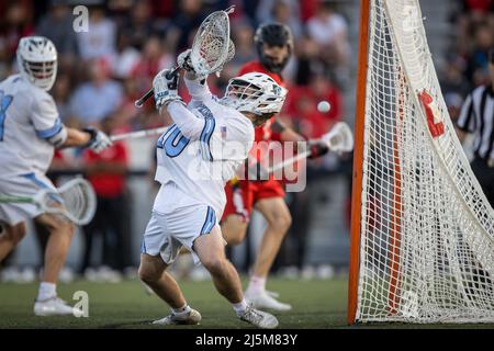 23 avril 2022: Le gardien de but de Johns Hopkins Tim Marcille (10) dans le but pendant la finale de la saison régulière de crosse des hommes de la ncaa entre les Terrapins du Maryland et les Jays bleus de Johns Hopkins à Homewood Field à Baltimore, Maryland photographe: Cory Royster Banque D'Images