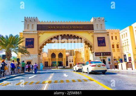 Vue sur Souk Madinat Jumeirah - Bazar dans le style traditionnel du Moyen-Orient avec des étals et des restaurants sous une arcade couverte en bois. ,Dubaï,décembre 21 Banque D'Images