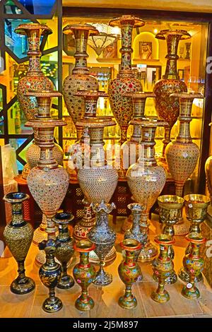 Vue sur Souk Madinat Jumeirah - Bazar dans le style traditionnel du Moyen-Orient avec des étals et des restaurants sous une arcade couverte en bois. ,Dubaï,décembre 21 Banque D'Images