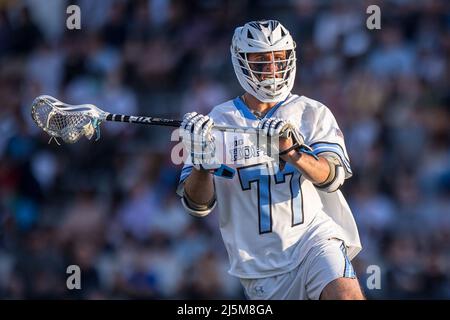 23 avril 2022: Le défenseur/milieu de terrain de Johns Hopkins Hunter Jaronski (77) pendant la finale de la saison régulière de crosse des hommes de la ncaa entre les Terrapins du Maryland et les John Hopkins Blue Jays au Homewood Field à Baltimore, Maryland photographe: Cory Royster Banque D'Images