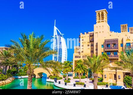 Vue sur Souk Madinat Jumeirah - Bazar dans le style traditionnel du Moyen-Orient avec des étals et des restaurants sous une arcade couverte en bois. ,Dubaï,décembre 21 Banque D'Images