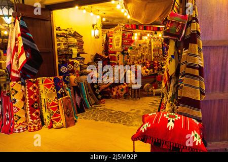 Vue sur Souk Madinat Jumeirah - Bazar dans le style traditionnel du Moyen-Orient avec des étals et des restaurants sous une arcade couverte en bois. ,Dubaï,décembre 21 Banque D'Images