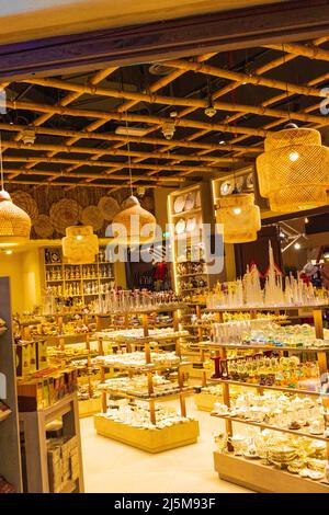 Vue sur Souk Madinat Jumeirah - Bazar dans le style traditionnel du Moyen-Orient avec des étals et des restaurants sous une arcade couverte en bois. ,Dubaï,décembre 21 Banque D'Images