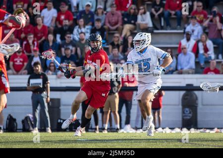 23 avril 2022: Le milieu de terrain du Maryland Jack Brennan (41) attaque le filet et marque avec le défenseur/milieu de terrain de Johns Hopkins Brett Martin (12) sur la défense pendant la finale de la saison régulière de crosse des hommes de la ncaa entre les terrapins du Maryland et les John Hopkins Blue Jays à Homewood Field à Baltimore, Maryland photographe: Cory Royster Banque D'Images