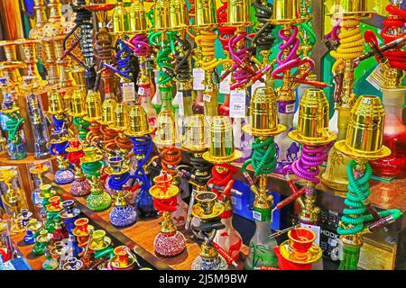 Vue sur Souk Madinat Jumeirah - Bazar dans le style traditionnel du Moyen-Orient avec des étals et des restaurants sous une arcade couverte en bois. ,Dubaï,décembre 21 Banque D'Images