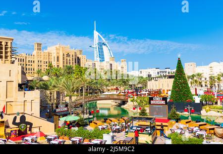 Vue sur Souk Madinat Jumeirah - Bazar dans le style traditionnel du Moyen-Orient avec des étals et des restaurants sous une arcade couverte en bois. ,Dubaï,décembre 21 Banque D'Images