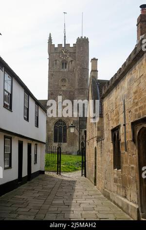 Devizes est une ville du marché de wiltshire. St John's court menant à l'église Saint-Jean-Baptiste Banque D'Images