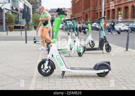 Scooter électrique garée du groupe Lime dans le centre-ville de Berlin Banque D'Images