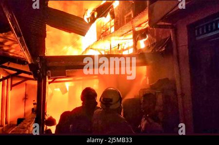 Jakarta, Indonésie. 25th avril 2022. (220424) -- JAKARTA, 24 avril 2022 (Xinhua) -- photo prise avec un téléphone mobile montre des pompiers luttant contre un incendie dans la zone du marché de Gembrong à Jakarta, Indonésie, le 24 avril 2022. (Djakarta Fire Department/Handout via Xinhua) Credit: Xinhua/Alay Live News Banque D'Images