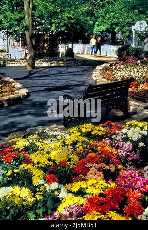 Branson, Missouri, États-Unis 19 avril 1992 : promenades en ligne au printemps dans le parc à thème de Silver Dollar City, près de Branson, Missouri. Banque D'Images