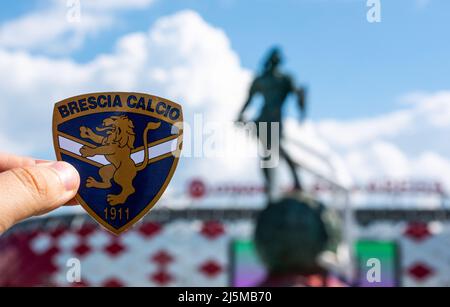 14 juillet 2021 Brescia, Italie. L'emblème du club de football Brescia Calcio sur fond de stade moderne. Banque D'Images