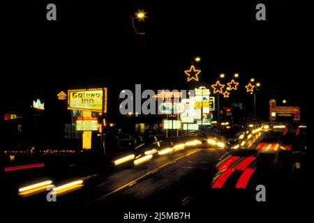 Branson, Missouri Etats-Unis 3 décembre 1993: Des lumières de Noël ornent l'autoroute 76 à Branson, Missouri pendant les vacances. Banque D'Images