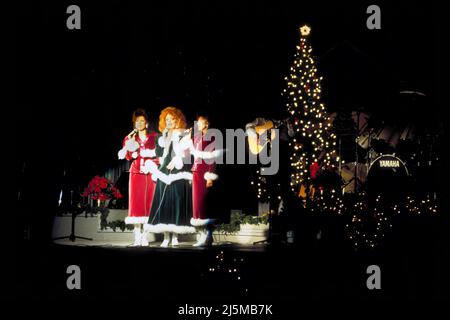 Branson, Missouri États-Unis 3 décembre 1993 : sur scène au Baldknobbers Hillbilly Jamboree pour leur spectacle de Noël. Banque D'Images