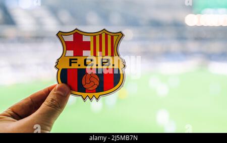 12 septembre 2021, Barcelone, Espagne.L'emblème du club de football du FC Barcelone sur le fond d'un stade moderne. Banque D'Images