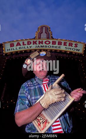 Branson, Missouri États-Unis 3 décembre 1993 : Jim Mabe a.k.a. les tiroirs de Droopy posent devant le Balknobbers Hillbilly Jamboree Show à Branson, Missouri. Banque D'Images