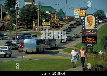 Branson, Missouri États-Unis 17 juin 1993 : circulation sur la Highway 76 (Country Music Blvd.) en face du Andy Williams Moon River Theatre à Branson, Missouri. Banque D'Images