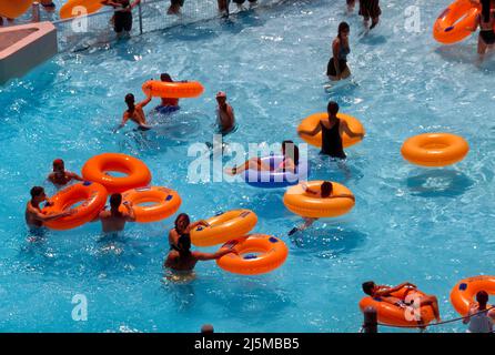 Branson, Missouri USA 17 juin 1993: Les tubes colorés à Whitewater à Branson, Missouri sont populaires auprès des visiteurs. Banque D'Images