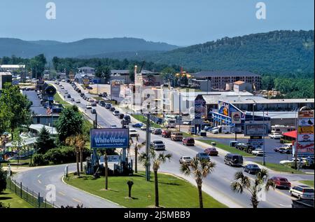 Branson, Missouri, États-Unis le 17 juin 1993 : la Highway 76, connue localement sous le nom de « The Strip » et officiellement Country Music Blvd. Est bordée de spectacles et de lieux de divertissement. Banque D'Images