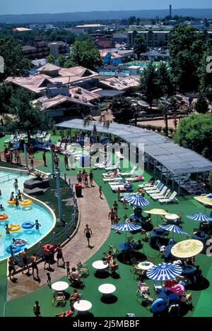 Branson, Missouri États-Unis 17 juin 1993 : Whitewater Park à Branson, Missouri, est un lieu d'été populaire pour se rafraîchir. Banque D'Images