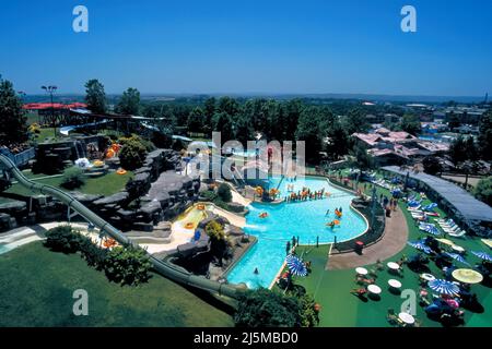 Branson, Missouri États-Unis 17 juin 1993 : Whitewater Park à Branson, Missouri, est un lieu d'été populaire pour se rafraîchir. Banque D'Images