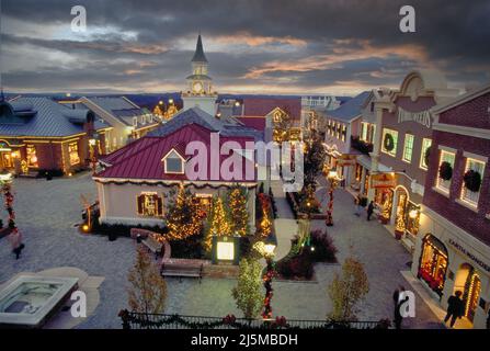 Branson, Missouri États-Unis 4 décembre 1993 : le centre commercial Grand Village de Branson, Missouri à l'heure de Noël donne une saveur ancienne au shopping. Banque D'Images