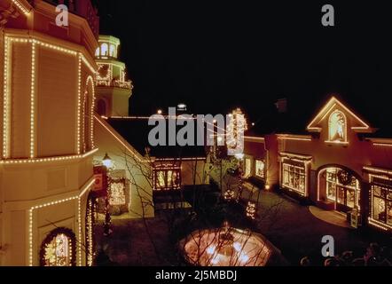 Branson, Missouri États-Unis 4 décembre 1993 : le centre commercial Grand Village de Branson, Missouri à l'heure de Noël donne une saveur ancienne au shopping. Banque D'Images