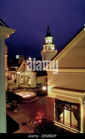 Branson, Missouri États-Unis 4 décembre 1993 : le centre commercial Grand Village de Branson, Missouri à l'heure de Noël donne une saveur ancienne au shopping. Banque D'Images