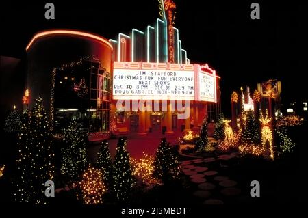 Branson, Missouri Etats-Unis 4 décembre 1993 : le théâtre Jim Stafford de Branson, Missouri, est décoré avec des lumières et des décorations de Noël. Banque D'Images