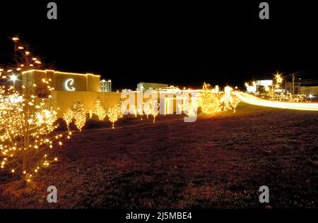 Branson, Missouri Etats-Unis 4 décembre 1993 : le Andy Williams Moon River Theatre de Branson, Missouri, est décoré avec des lumières et des décorations de Noël. Banque D'Images