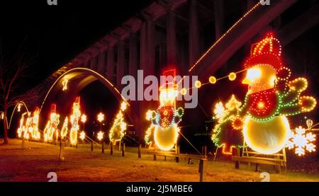 Branson, Missouri États-Unis 4 décembre 1993 : des décorations de Noël ornent le rivage à côté du pont de l'Old Highway 65 à Branson, Missouri. Banque D'Images