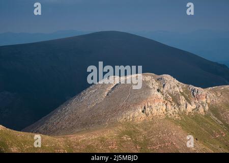 Après-midi, soleil sur les environs du sommet de Tosa d'Alp ou de la Tosa avec Puigllançada en arrière-plan. Catalogne. Espagne. Banque D'Images