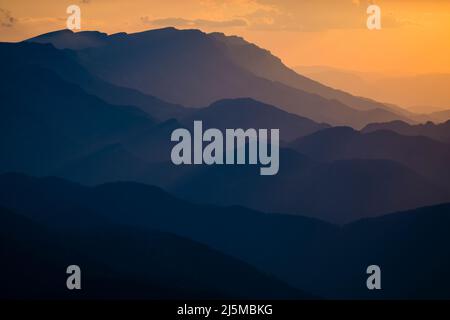 Coucher de soleil sur la face nord de la Serra del Cadí. Catalogne. Espagne. Banque D'Images