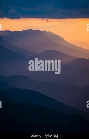 Coucher de soleil sur la face nord de la Serra del Cadí. Catalogne. Espagne. Banque D'Images