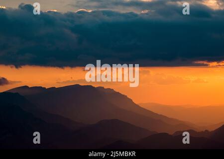 Coucher de soleil sur la face nord de la Serra del Cadí. Catalogne. Espagne. Banque D'Images