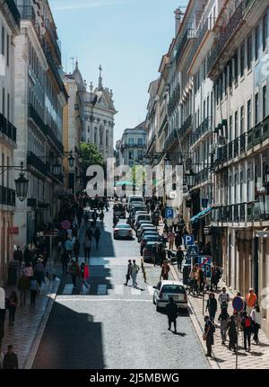 Lisbonne, Portugal - 24 avril 2022 : piétons à Rua Garrett, Baixa-Chiado, Lisbonne, un jour de printemps ensoleillé Banque D'Images