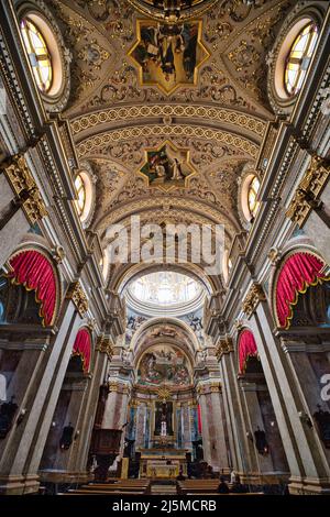 L'intérieur offre une vue sur la basilique Saint-Dominique et Porto Salvo à la Valette Banque D'Images