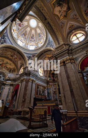 L'intérieur offre une vue sur la basilique Saint-Dominique et Porto Salvo à la Valette Banque D'Images