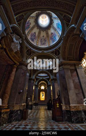 L'intérieur offre une vue sur la basilique Saint-Dominique et Porto Salvo à la Valette Banque D'Images