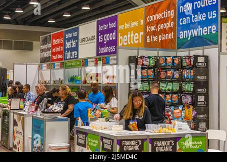 Les 23rd et 24th 2022 avril au Canada, les participants au salon de l'alimentation du CHFA se sont produits au Centre des congrès de Vancouver Banque D'Images