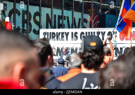 Un orateur prend la parole à Times Square à l'occasion de l'anniversaire du génocide arménien en 107th, le dimanche 24 avril 2022 à New York. Banque D'Images