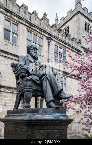 Statue en bronze d'un Charles Darwin assis devant la Bibliothèque, Csatle Gates , Shrewsbury commandé en 1897. Banque D'Images