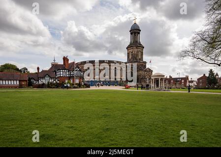 L'église St Chad de Shrewsbury Shropshire, située à côté de Quarry Park. Un bâtiment de conception circulaire intéressant, avec une pierre tombale à Ebenezer Scrooge. Banque D'Images