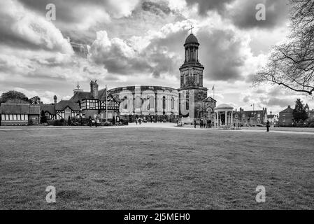 L'église St Chad de Shrewsbury Shropshire, située à côté de Quarry Park. Un bâtiment de conception circulaire intéressant, avec une pierre tombale à Ebenezer Scrooge. Banque D'Images